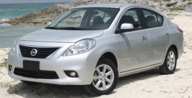 Descargar Manual de Propietario NISSAN VERSA 2012 en PDF Gratis