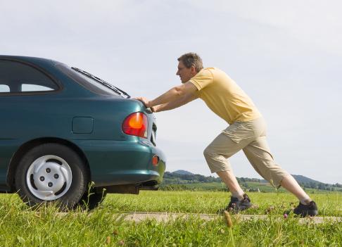 Empujar auto con transmisión manual para que encienda.