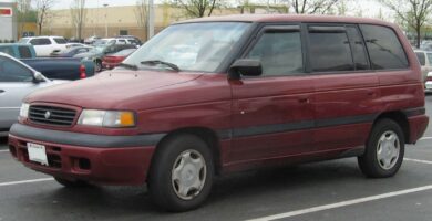 MazdaMpv-1995c