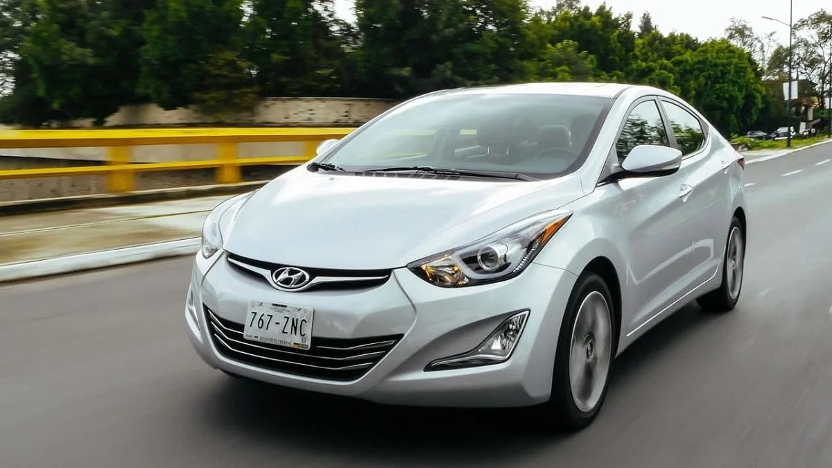 Descargar Manual HYUNDAI AVANTE 2015 de Usuario