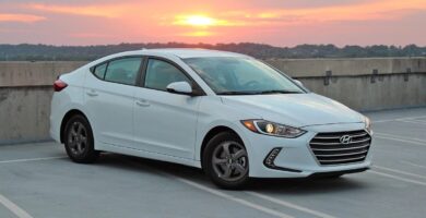 Descargar Manual HYUNDAI ELANTRA 2017 de Usuario