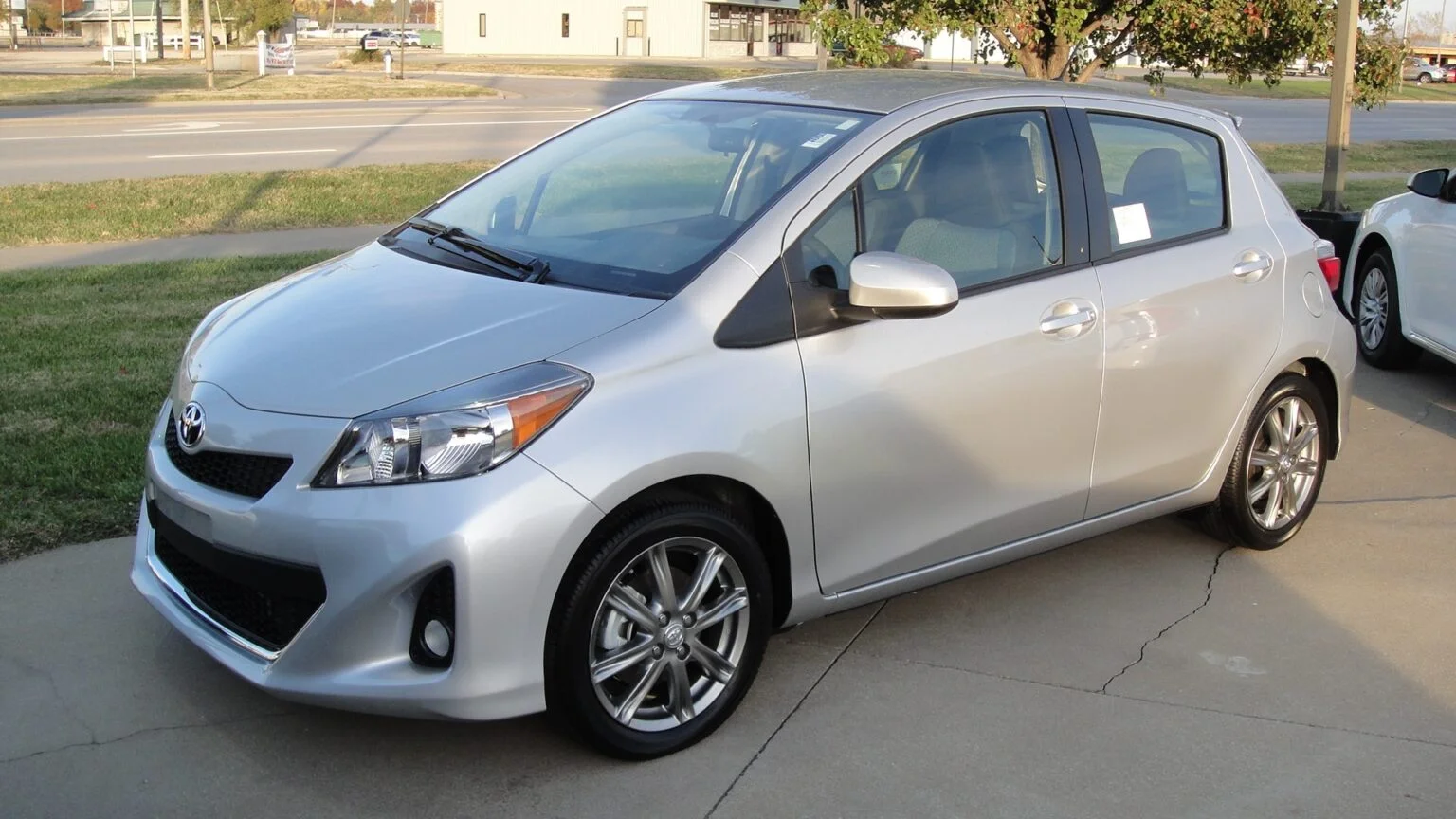 Descargar Manual Toyota Yaris 2012 de Usuario