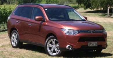 Descargar Manual MITSUBISHI OUTLANDER 2013 de Usuario PDF Gratis