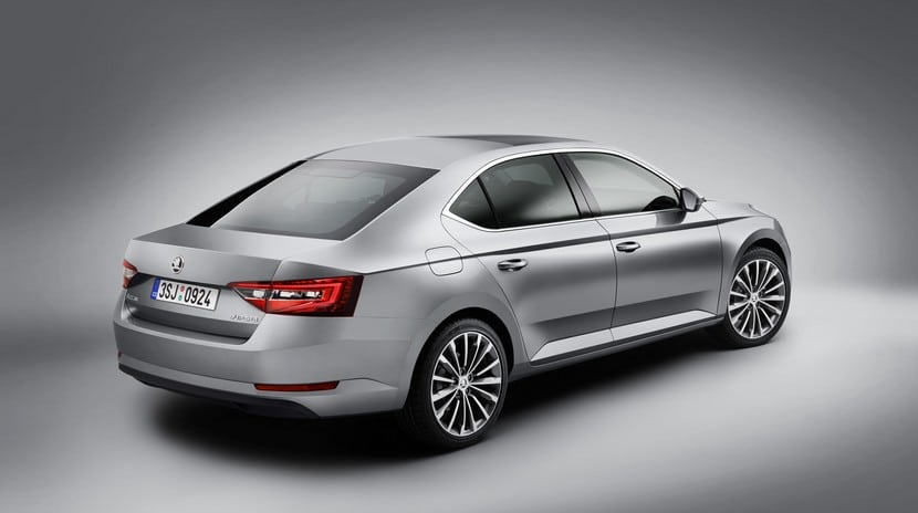 Descargar Manual SKODA SUPERB 2014 de Usuario PDF Gratis