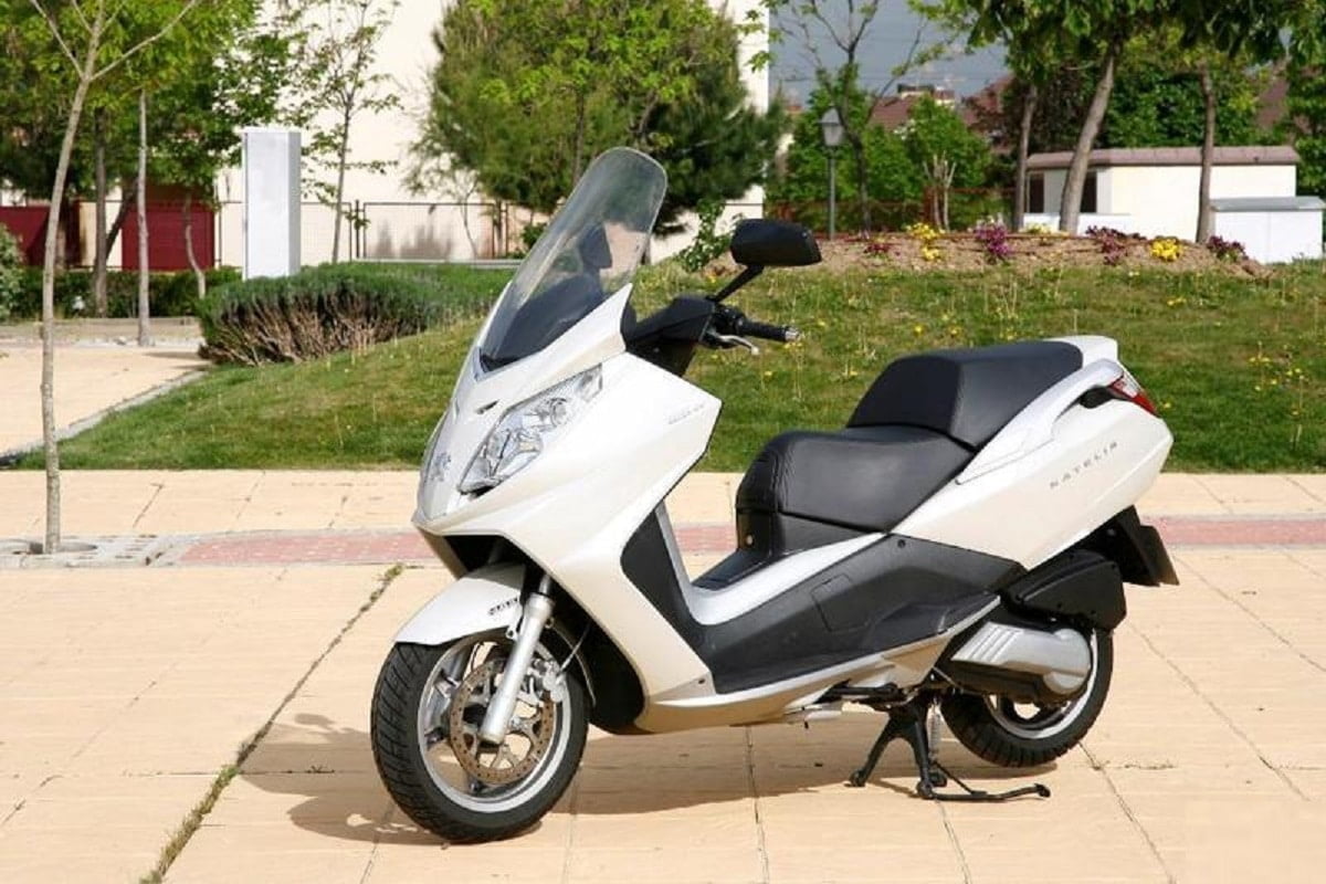 Descargar Manual Moto PEUGEOT SATELIS 125 2010 de Usuario PDF GRATIS