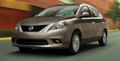 Descargar Manual de Propietario NISSAN Versa 2013 en PDF Gratis