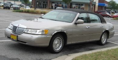 Descargar Manual LINCOLN Town Car 2002 de Usuario en PDF Gratis