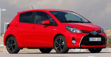 Descargar Manual Toyota Yaris Hybrid 2015 de Usuario