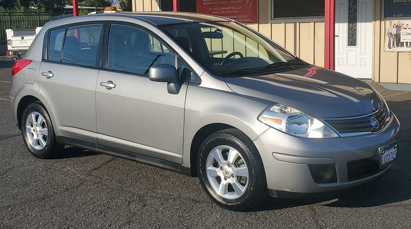 Descargar Manual Nissan Versa Hatchback 20212 de Usuario