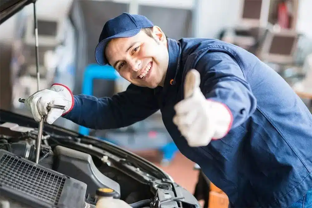 Manuales de Autos Gratis - Mecanico Reparando Auto